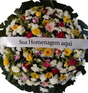 Coroa de flores com faixa de homenagem em ambiente elegante e respeitoso.